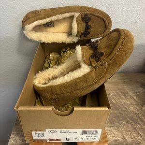 Ugg Moccasin Slippers Woman Size 6